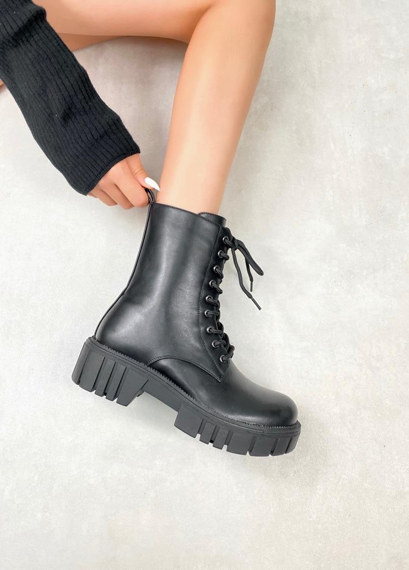 Lace-up boots black